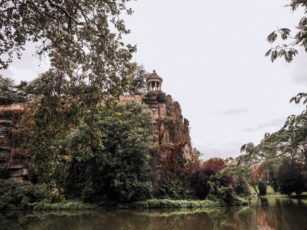 Parc des buttes charmont in Paris