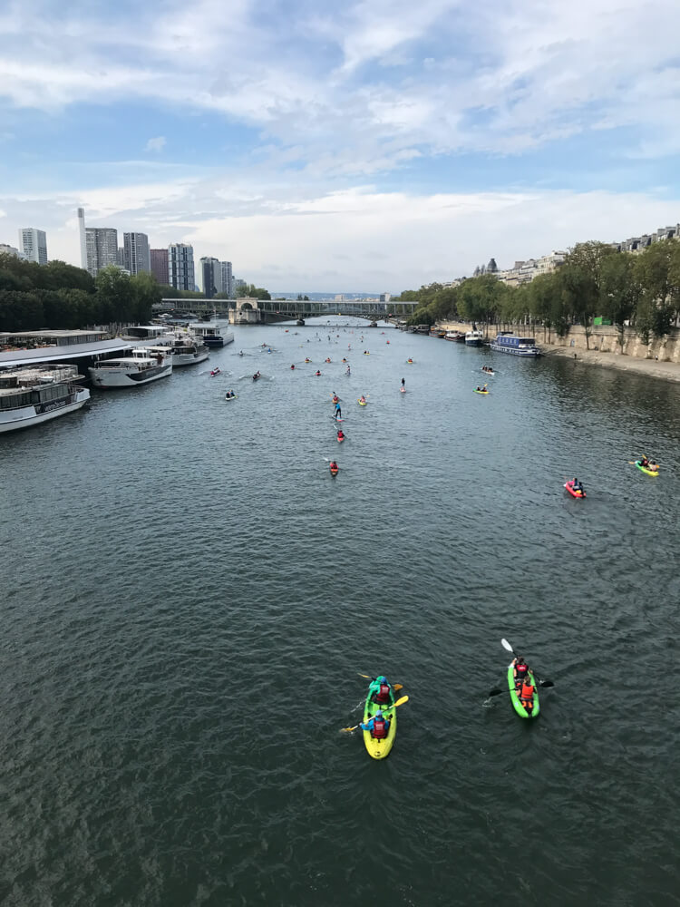 People kayaking on the Seine