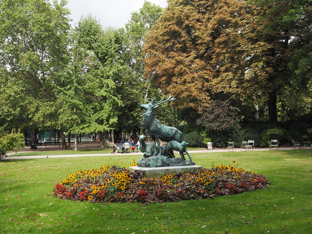 Statue in the middle of Jardin du Luxembourg