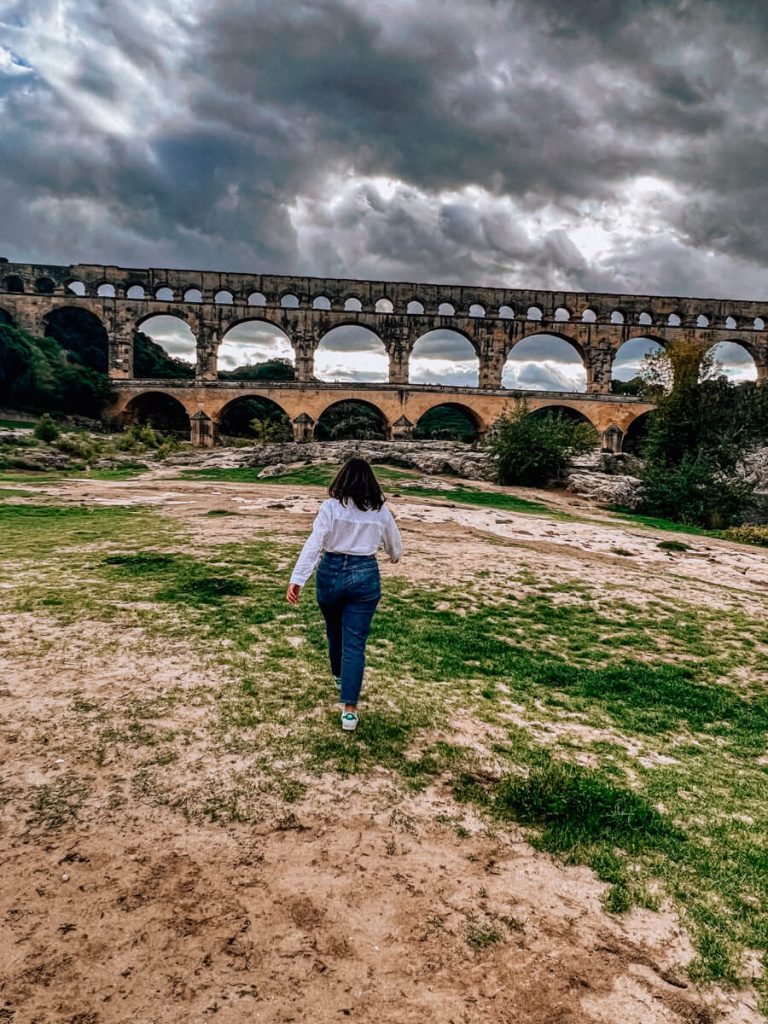 Kat walking toward Pont du Gard