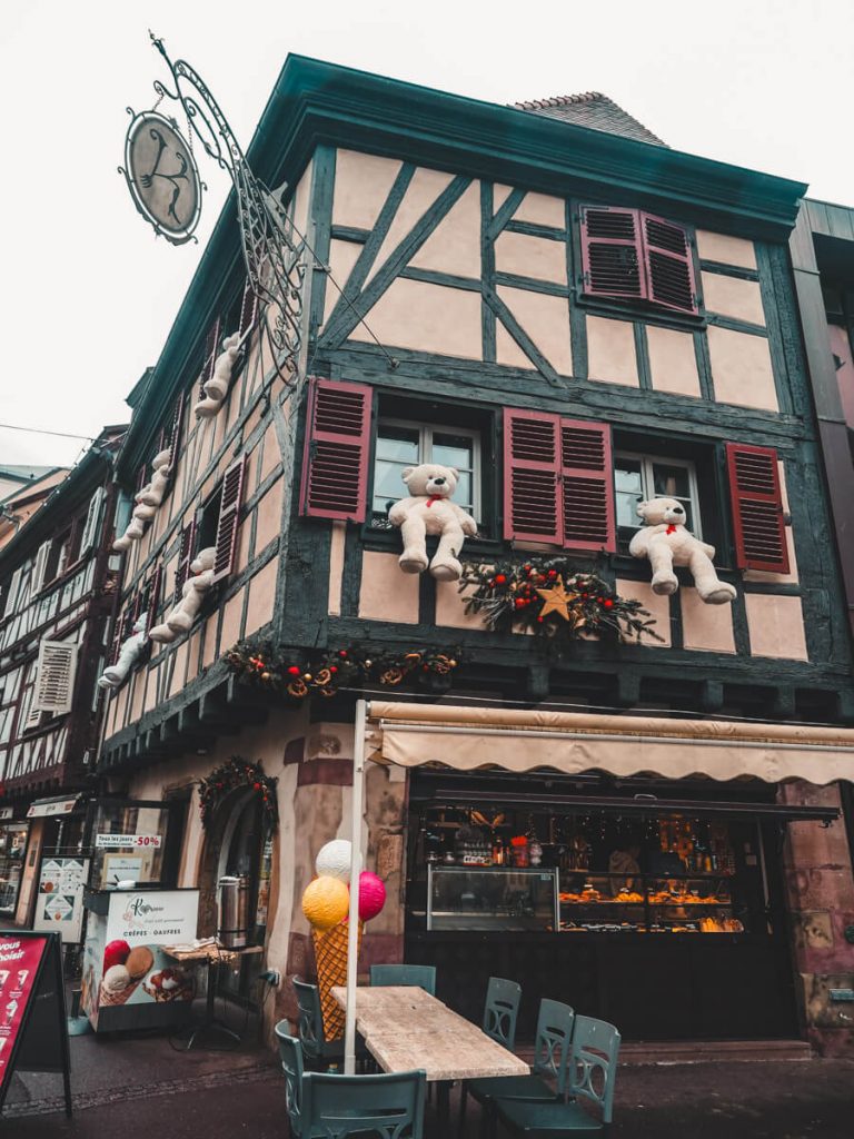 Place decorated with teddy bears in Colmar
