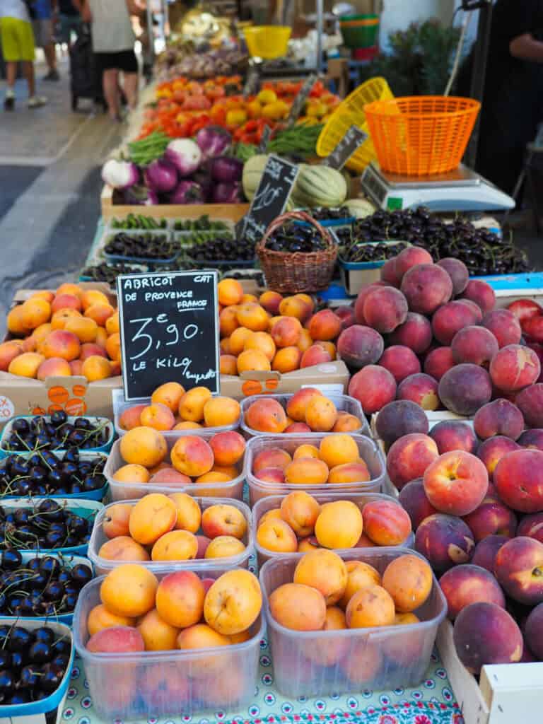 Peaches at the market in L'Isle-sur-la-Sorgue