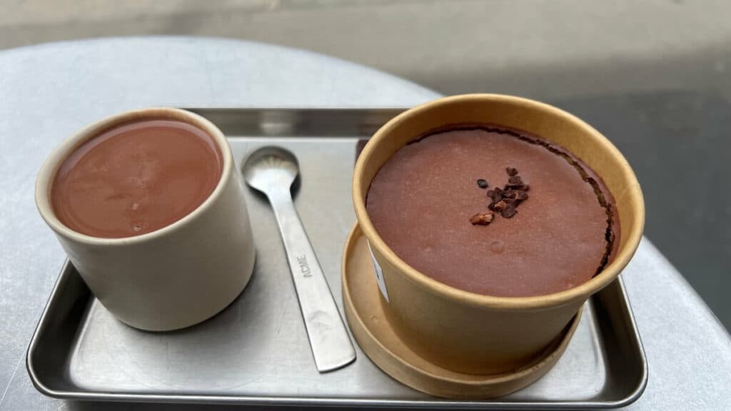 Plaq hot chocolate and chocolate mousse