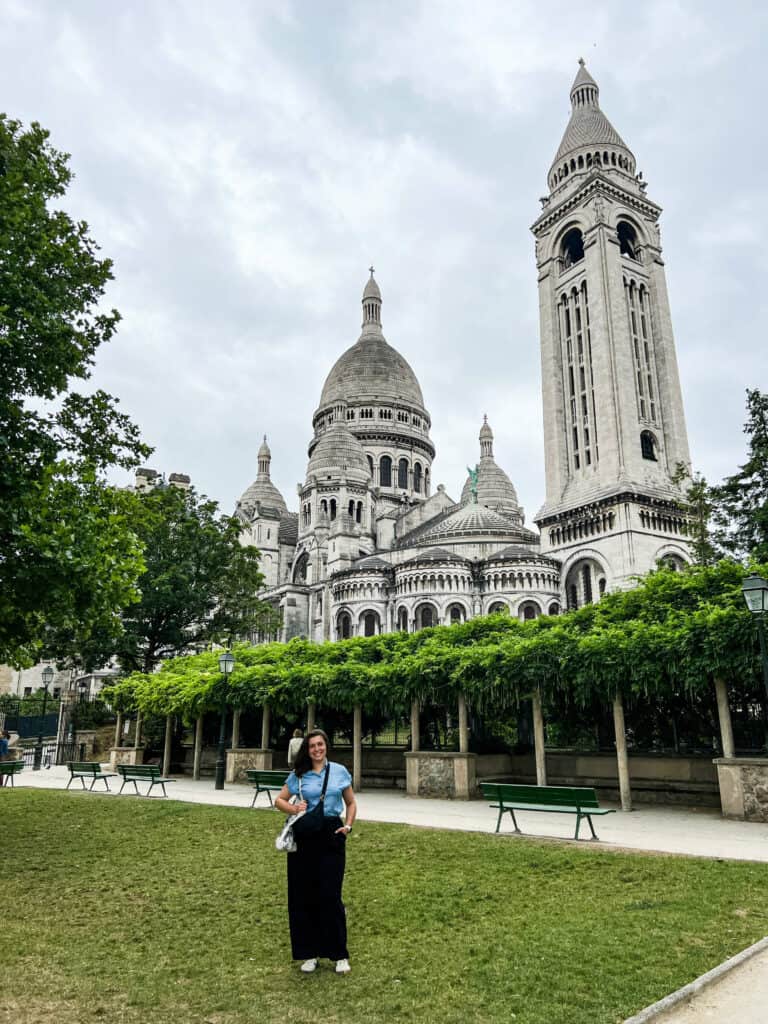 Kat in Parc Marcel Bleustein Blanchet dit Parc de la Turlure with Sacre Coeur in background