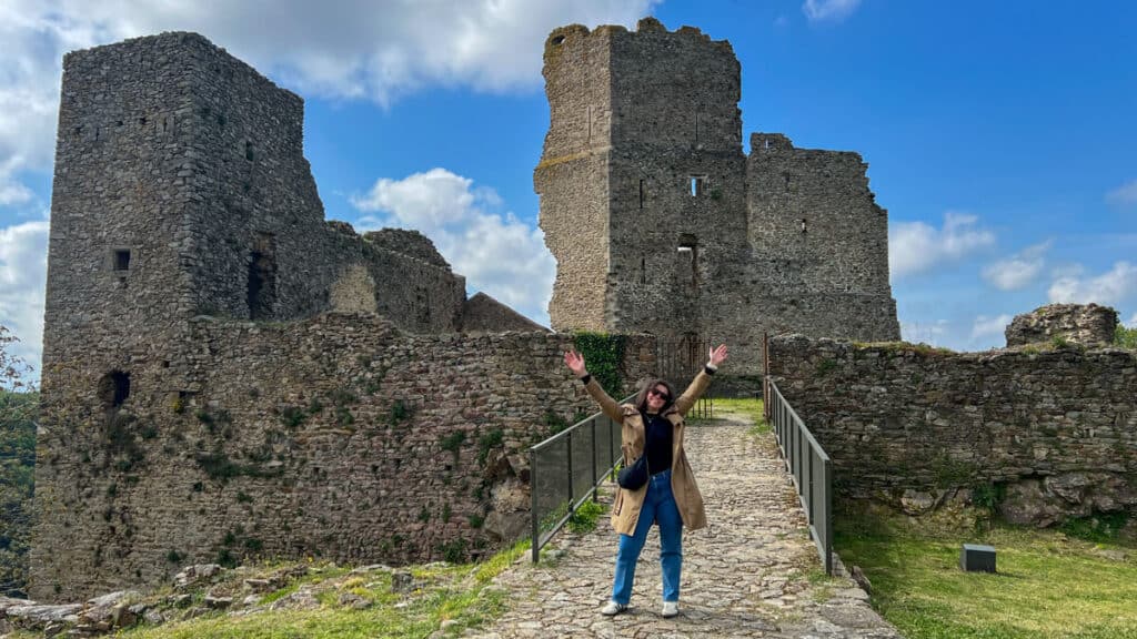Kat in front of Saissac Castle