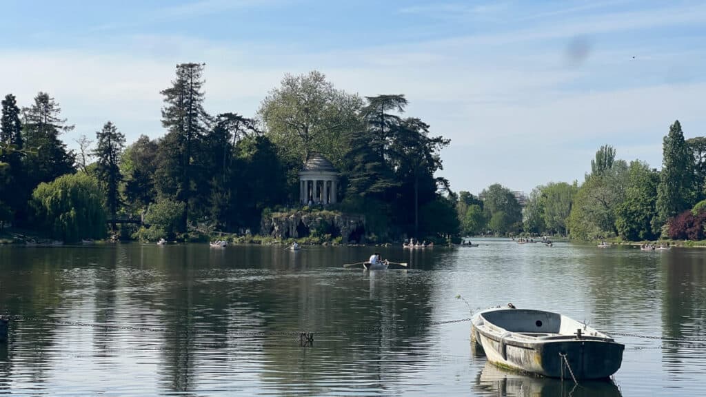 Lac Daumesnil at Bois de Vincennes with temple on island