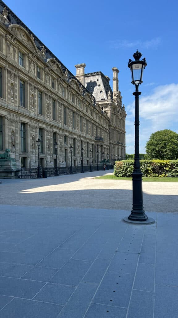 Elegant historic building with ornate architecture and a classic street lamp in Paris.